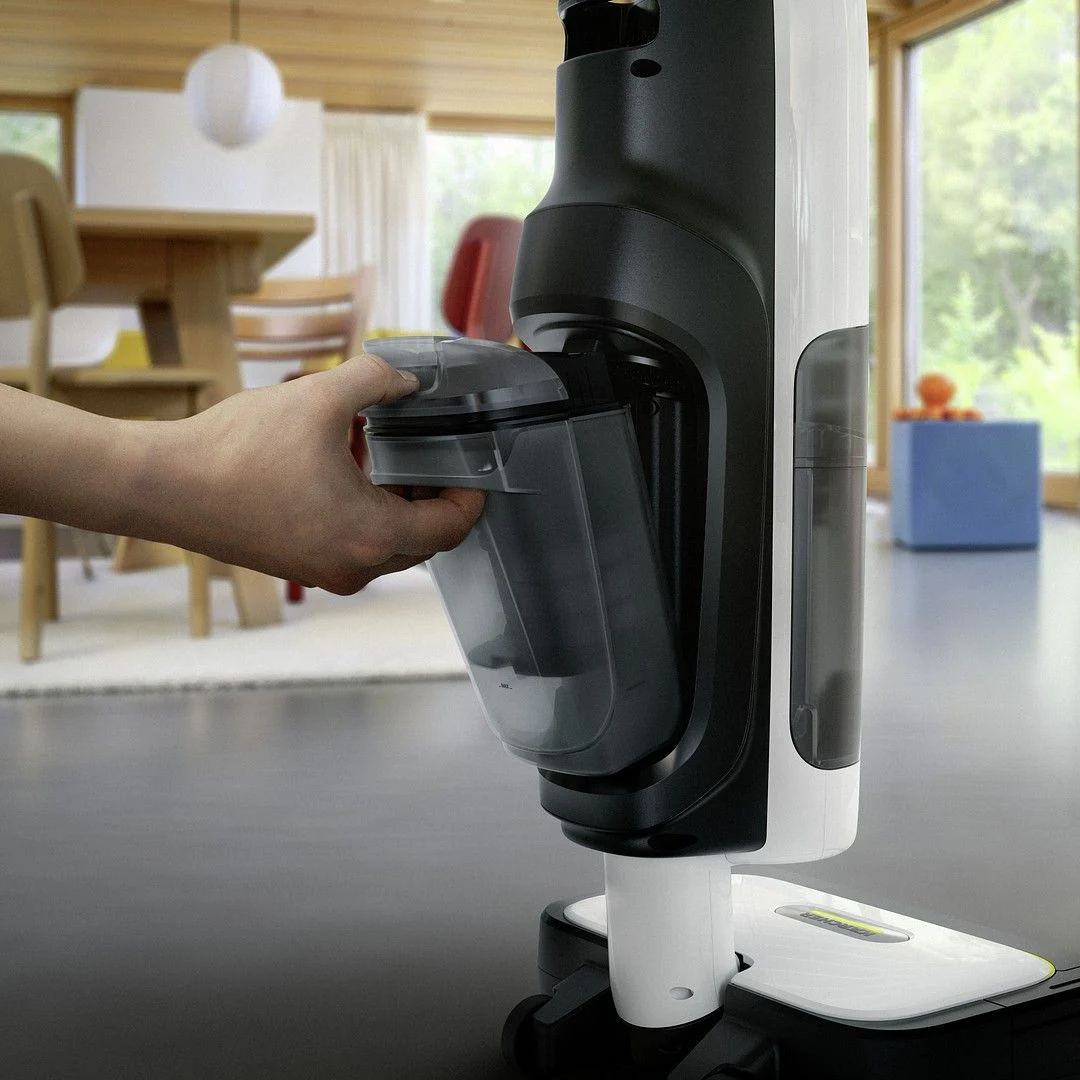 Ręka wyjmuje przezroczysty pojemnik z białego i czarnego urządzenia czyszczącego.