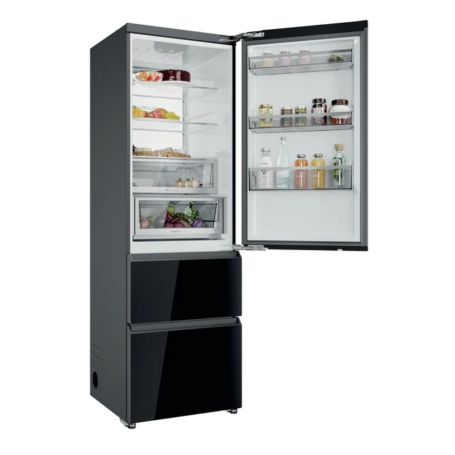 Un refrigerador negro abierto con alimentos en sus estantes.
