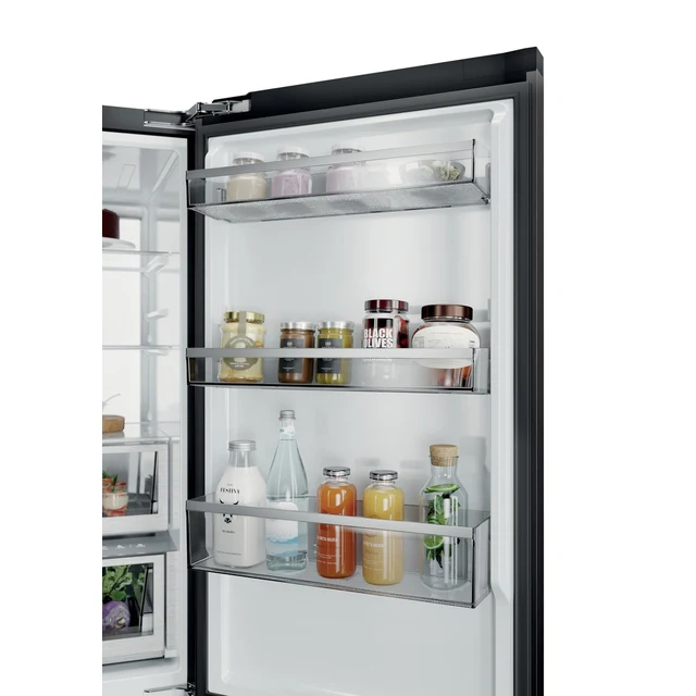 Refrigerador abierto con múltiples estantes llenos de frascos y botellas.