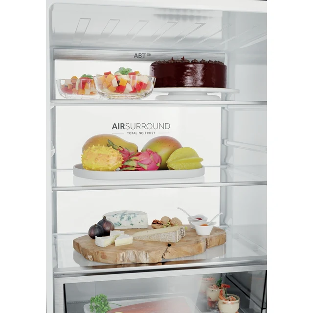 Estantes de refrigerador con frutas, pastel, queso e higos.