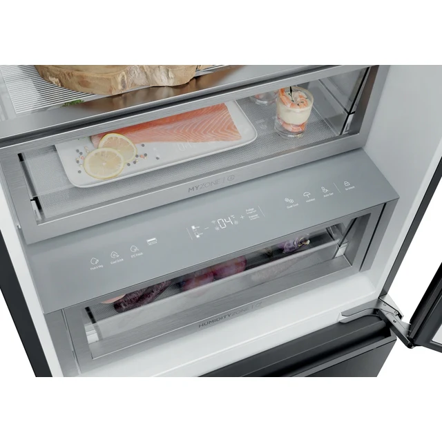 Interior de refrigerador: salmón en plato, camarones, carne y verduras en cajones.