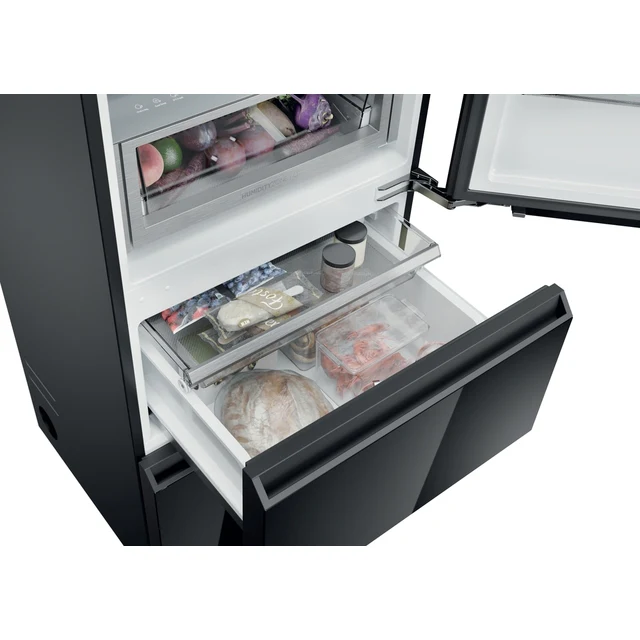 Refrigerador negro abierto con alimentos en cajones: fruta, bayas, carne, pan.