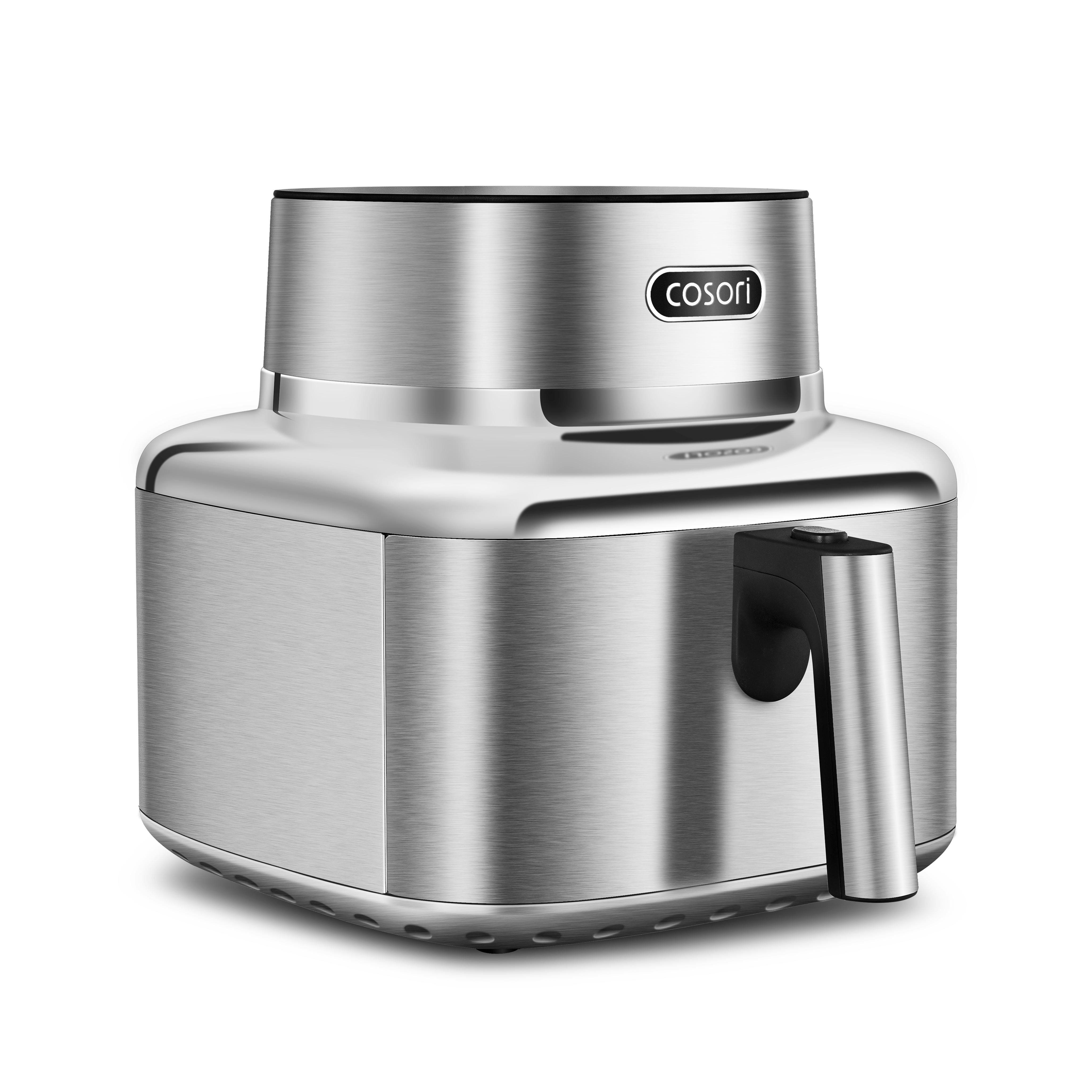 Ein silberner COSORI Airfryer mit schwarzem Griff auf weißem Hintergrund.
