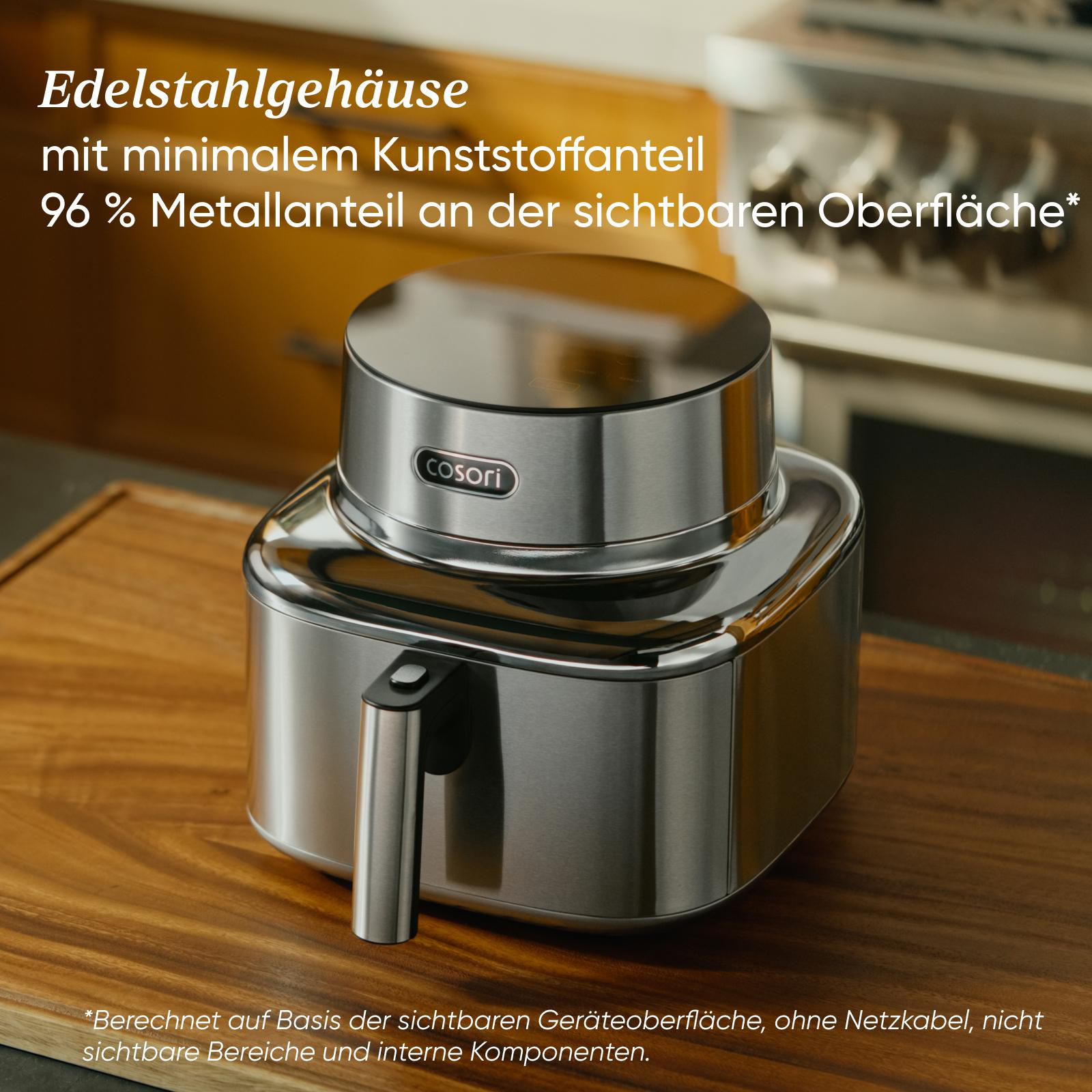 Silbernes Küchengerät mit Cosori-Logo auf einem Holztisch.