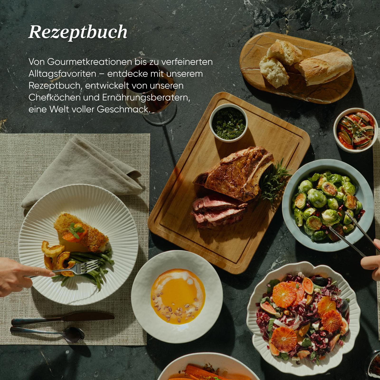 Ein gedeckter Tisch mit verschiedenen Speisen, darunter Braten, Salat und Gemüse.