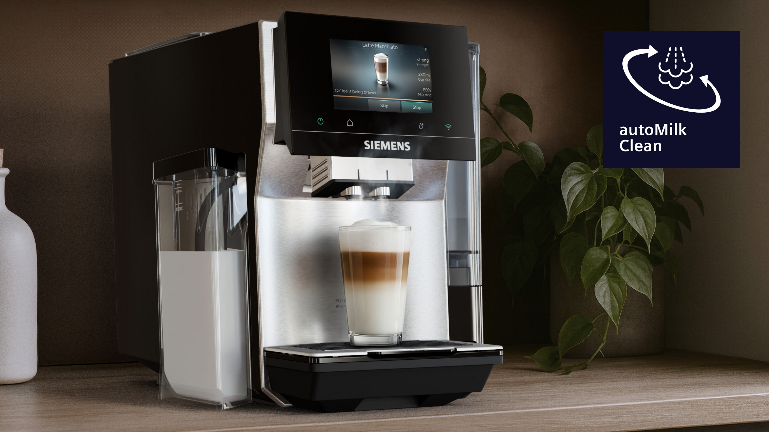 Machine à café Siemens prépare un Latte Macchiato. Réservoir de lait à côté.