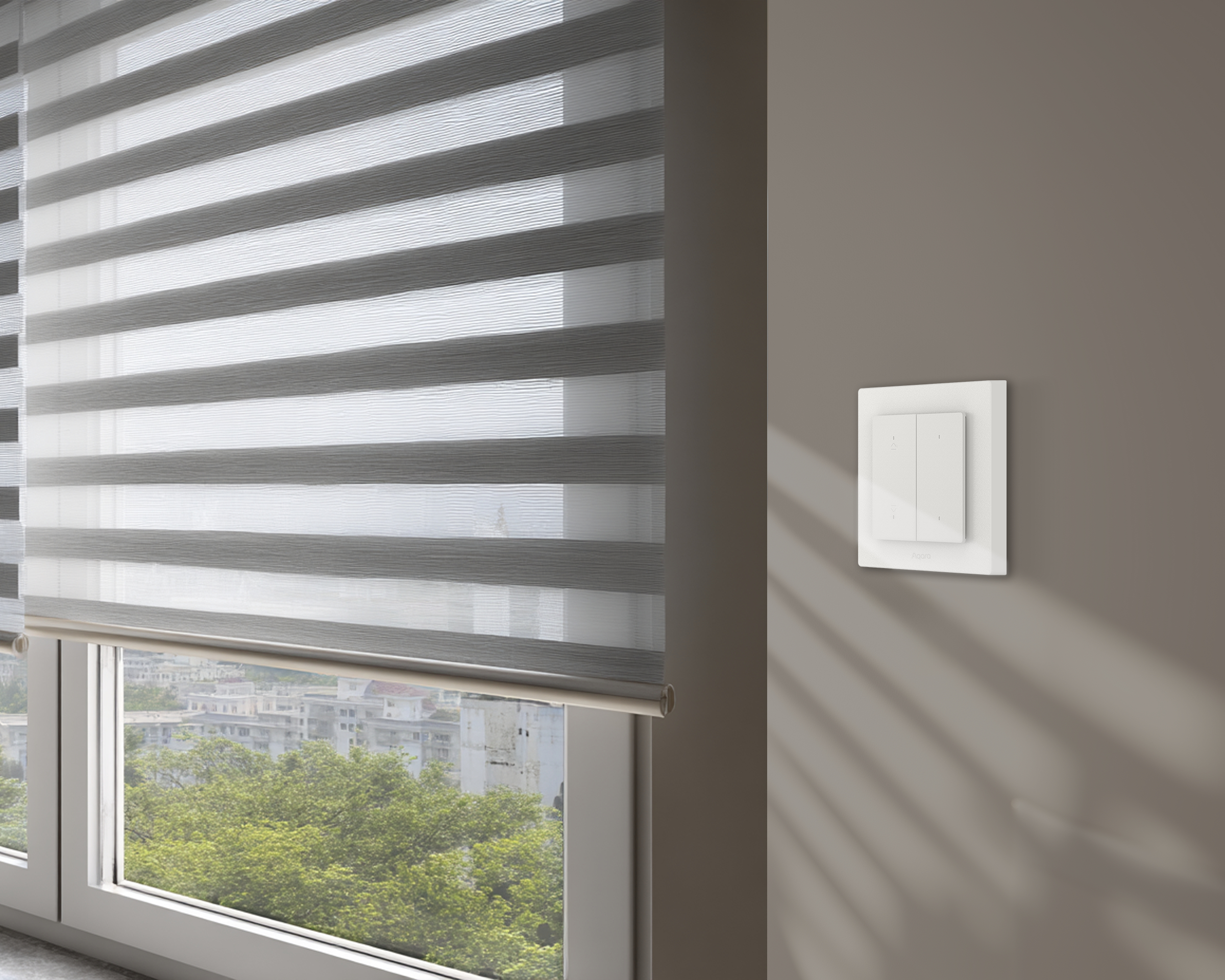 Ein weißer Lichtschalter an einer braunen Wand neben gestreiften Jalousien.