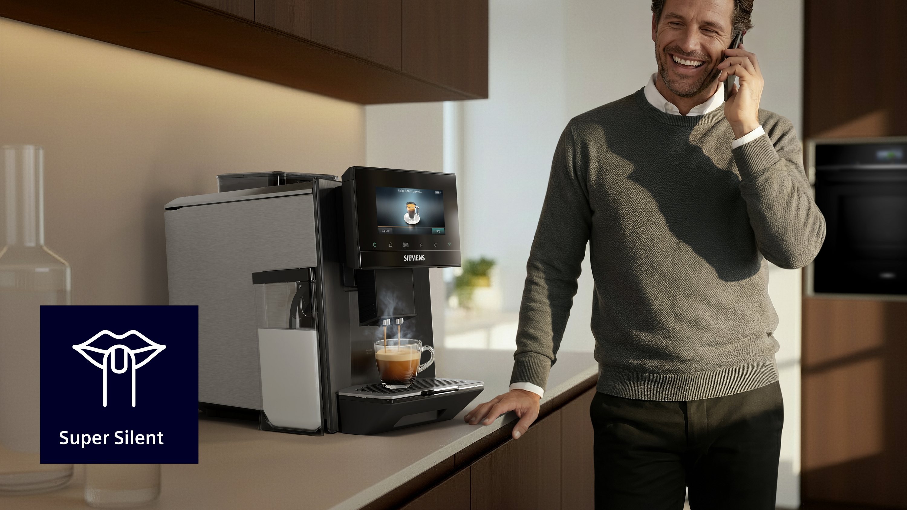 Un homme au téléphone pendant qu'une cafetière prépare du café. Super Silencieux.