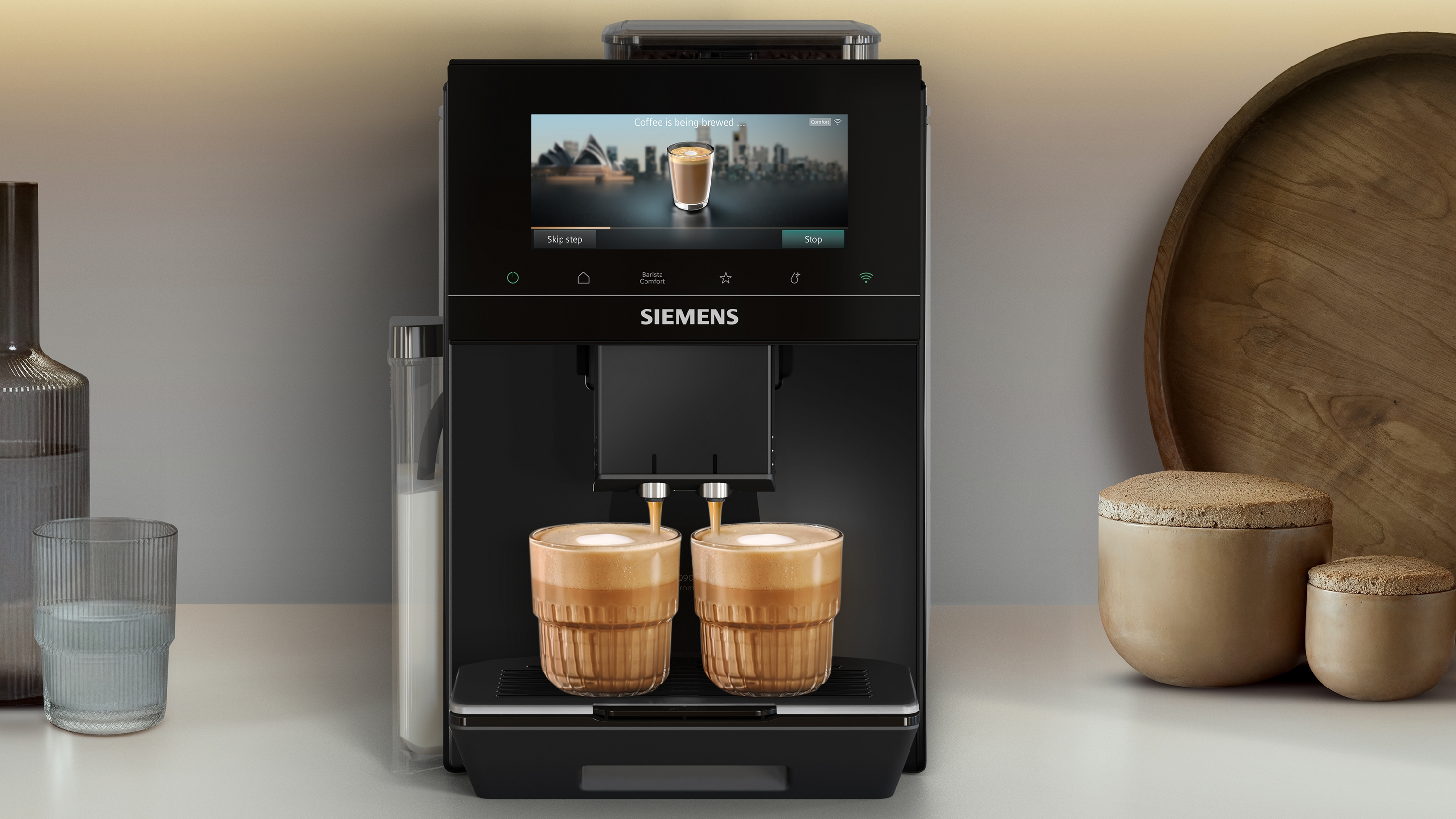Une machine à café Siemens noire prépare deux boissons avec de la mousse.