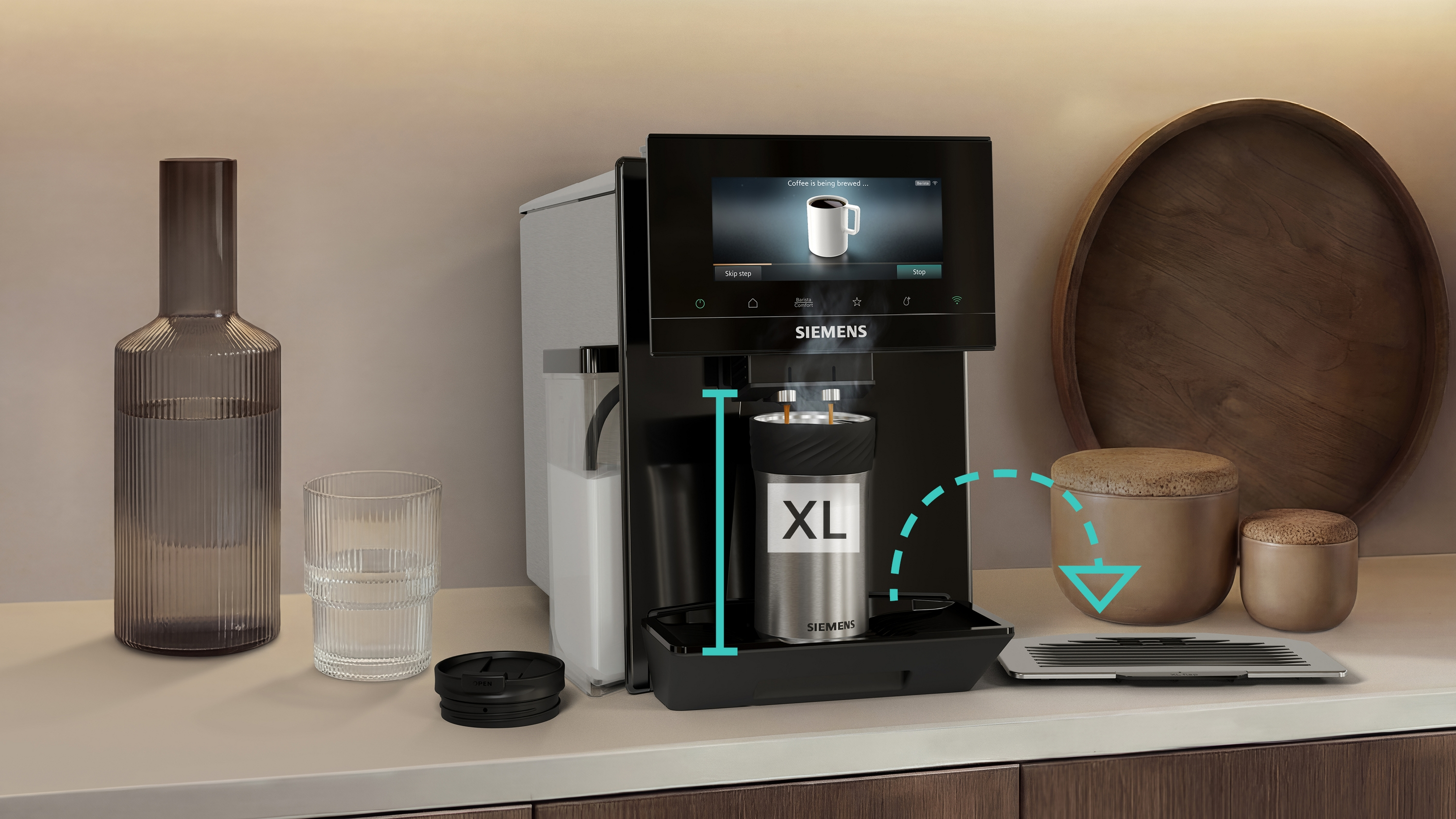 Machine à café Siemens avec récipient XL, bouteille d'eau et verre.