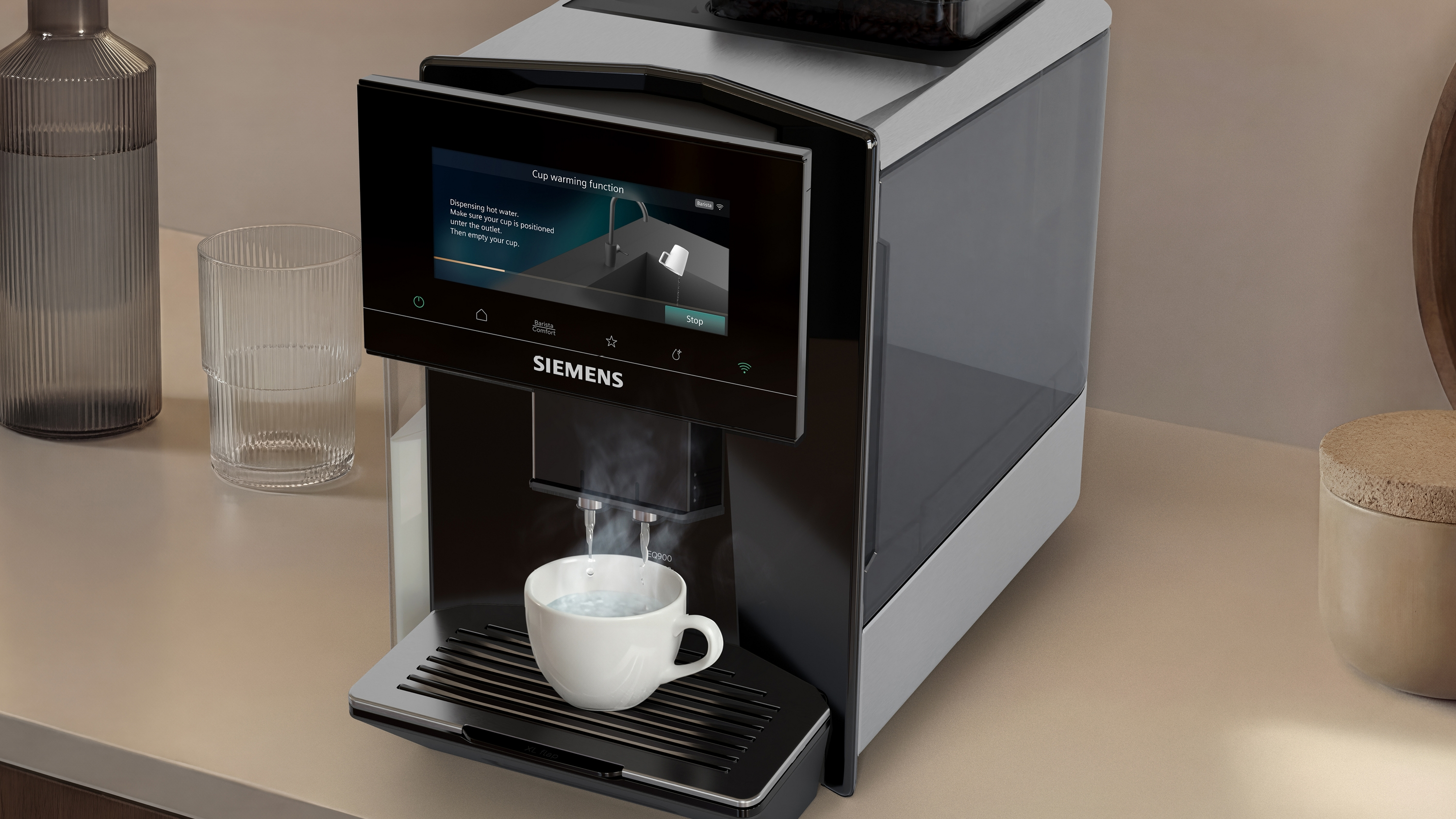 Une machine à café Siemens réchauffe une tasse avec de l'eau chaude.