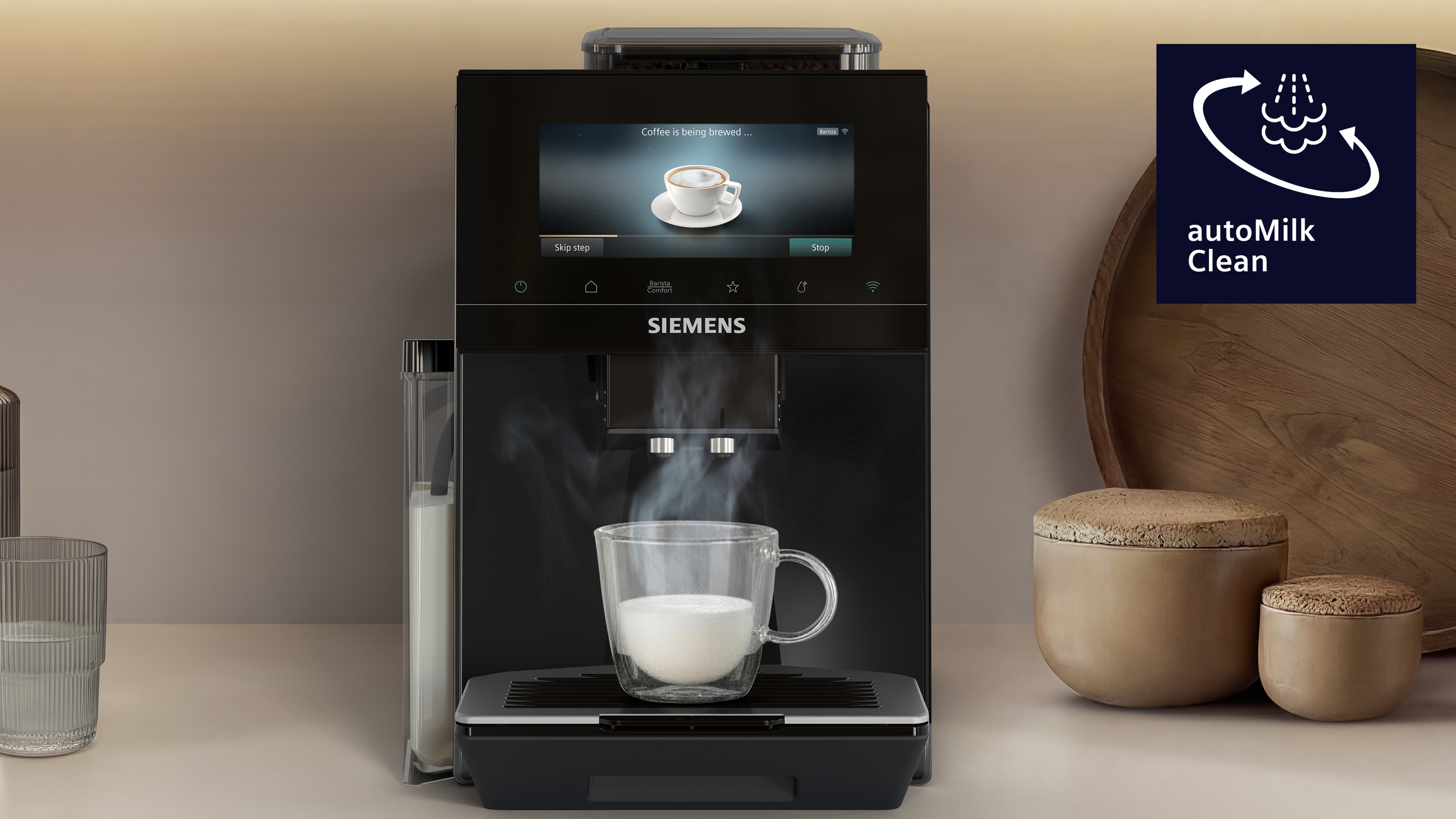 Machine à café préparant du café avec mousse de lait dans une tasse. Symbole AutoMilk Clean.