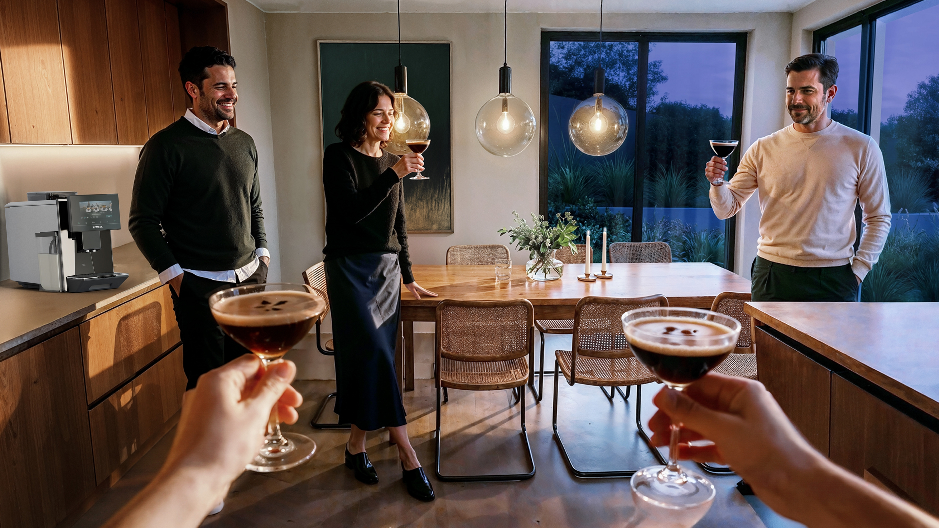 Des gens portent des cocktails au café dans une maison moderne.