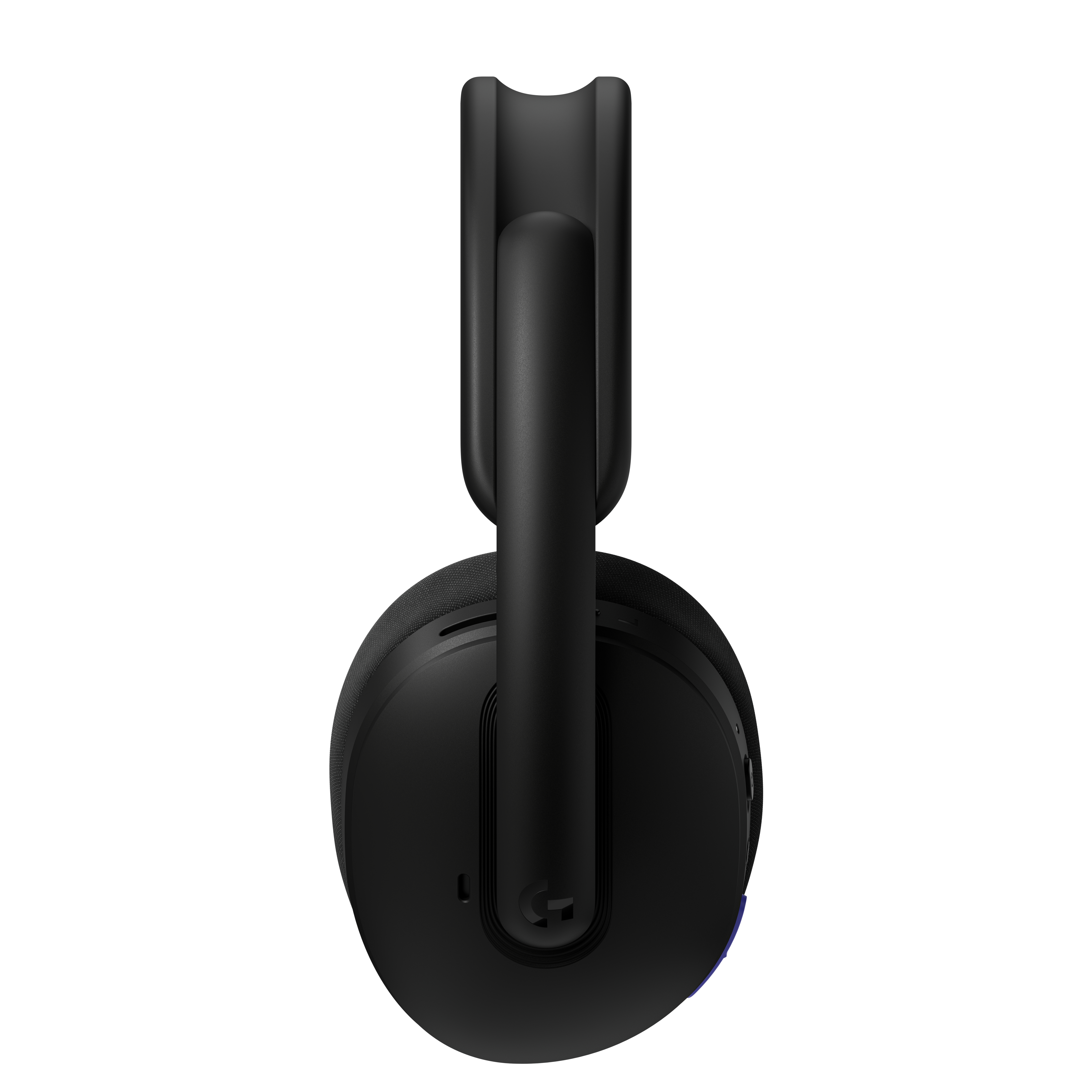 Auriculares negros con logo en relieve sobre fondo blanco.