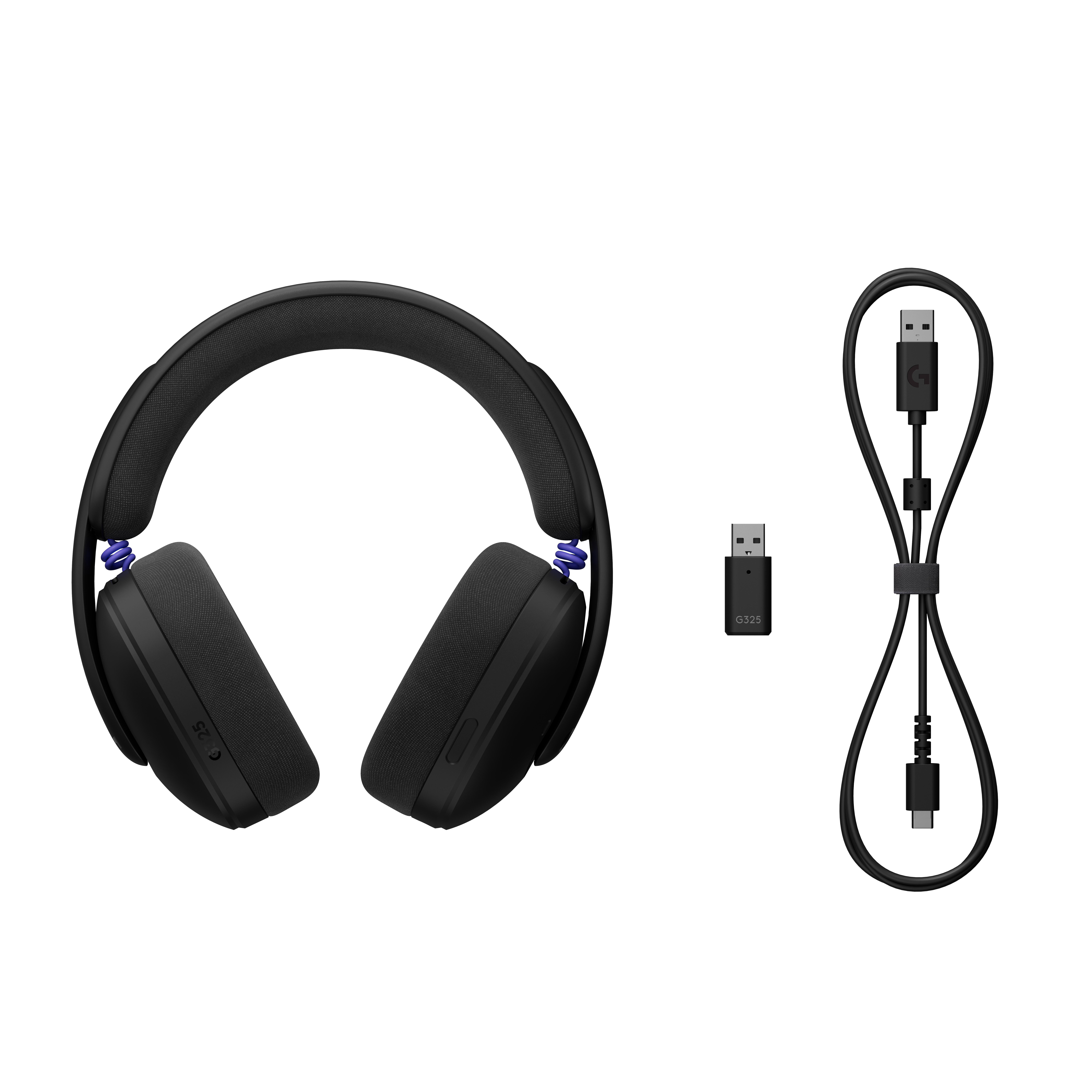 Auriculares negros con dongle USB y cable de carga sobre fondo blanco.