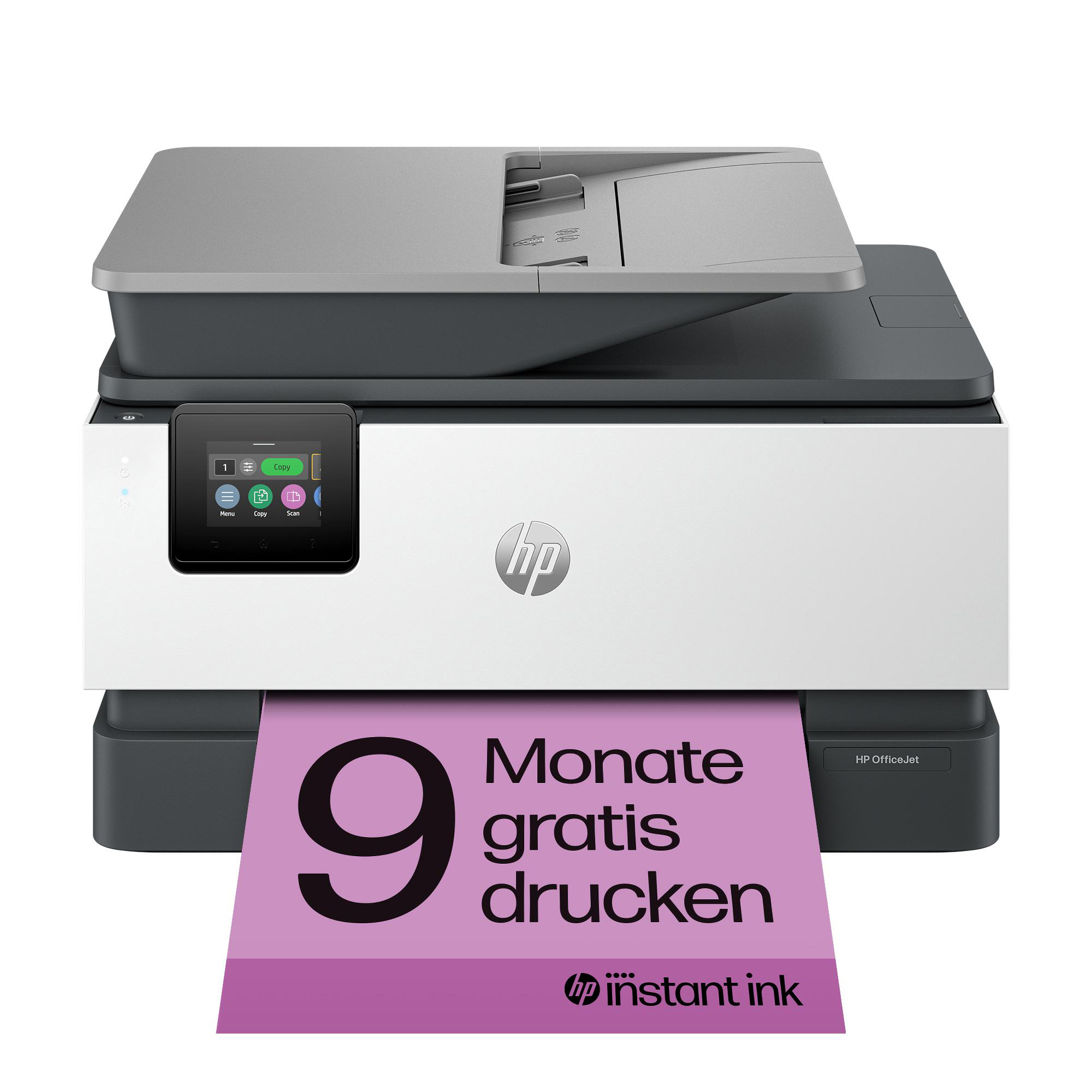 Ein HP OfficeJet Drucker mit Touchscreen und einem lila Blatt Papier mit '9 Monate gratis drucken'.