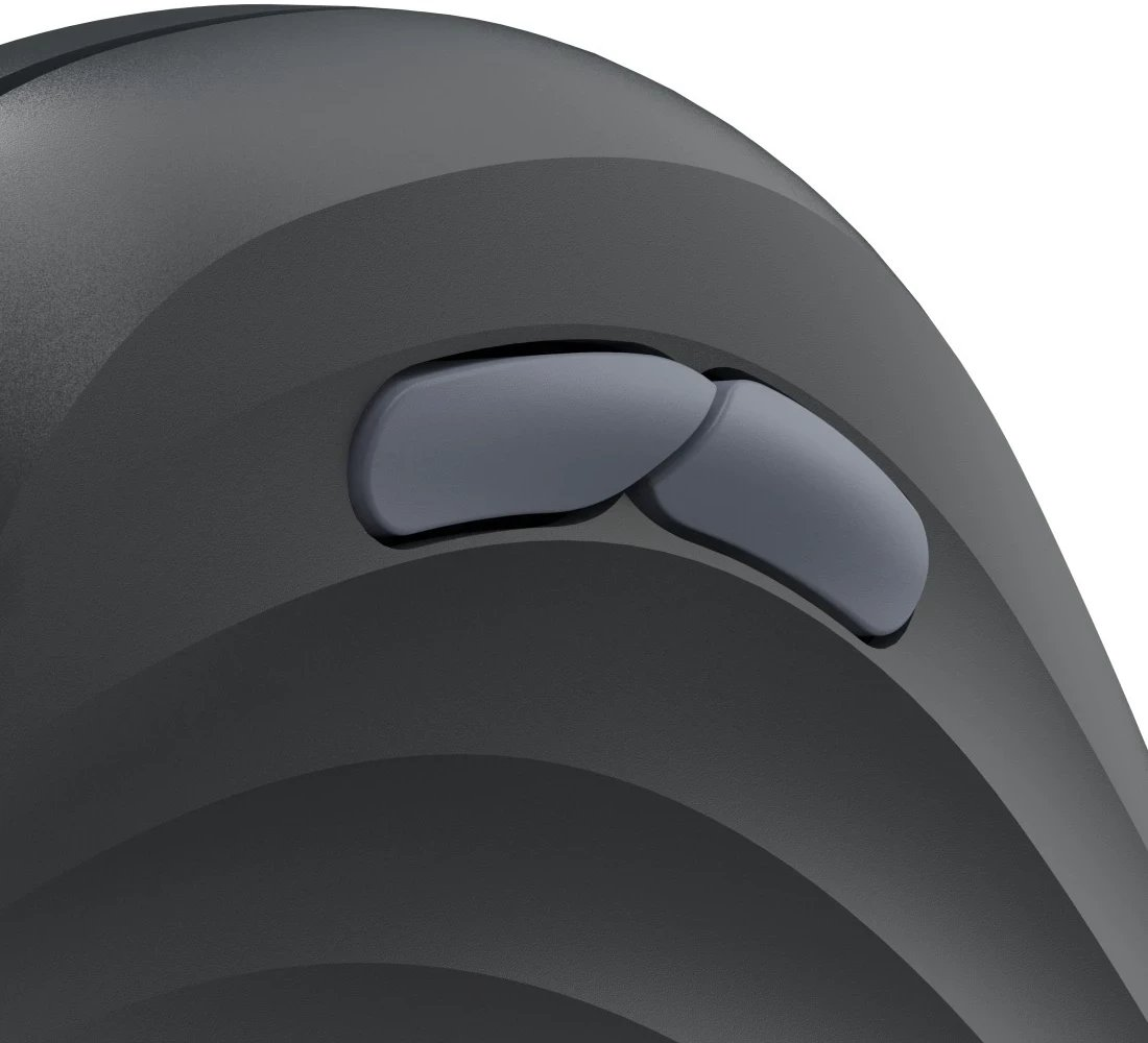 Zbliżenie czarnej myszy komputerowej z dwoma szarymi przyciskami i kółkiem.