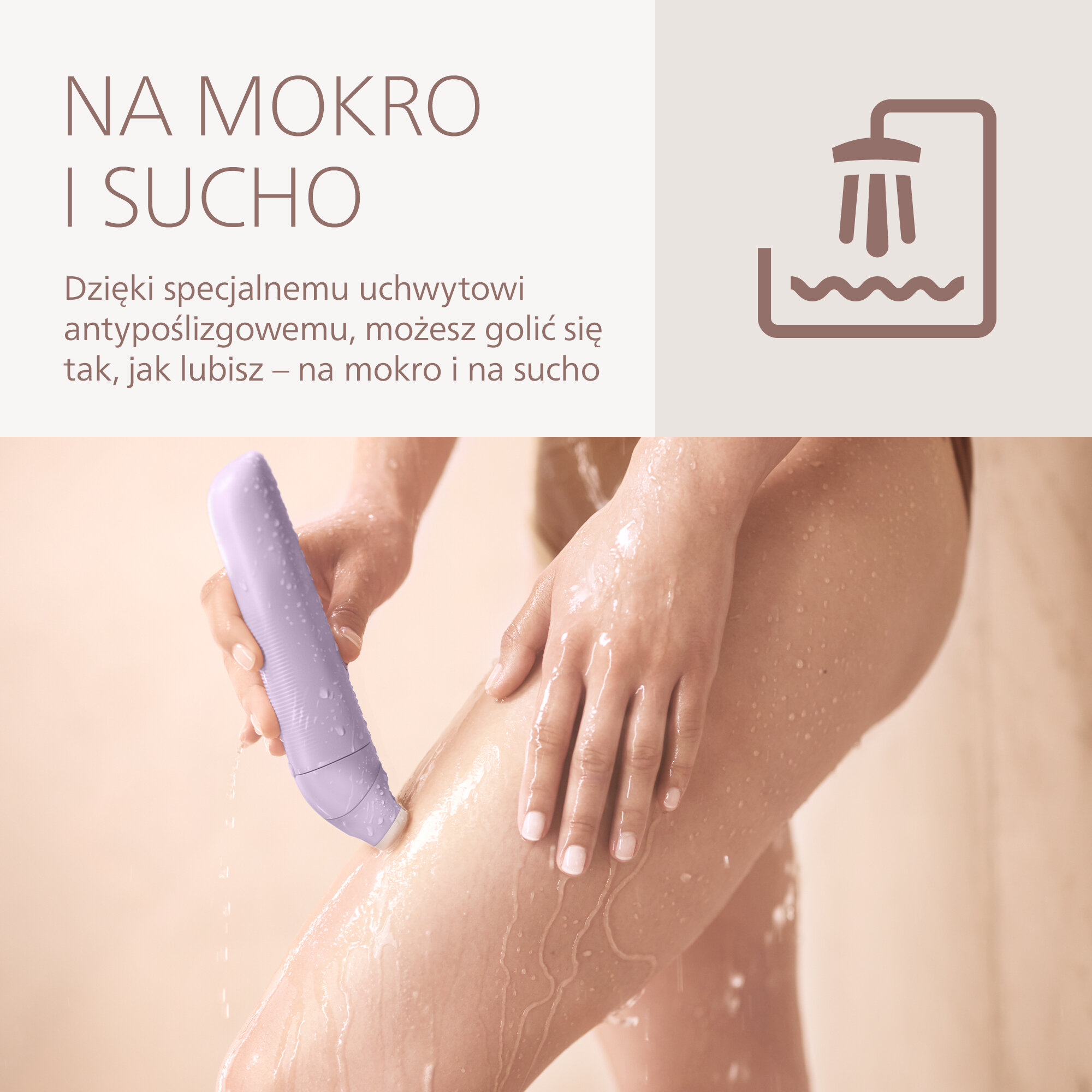 Osoba goli nogę fioletową golarką pod prysznicem.