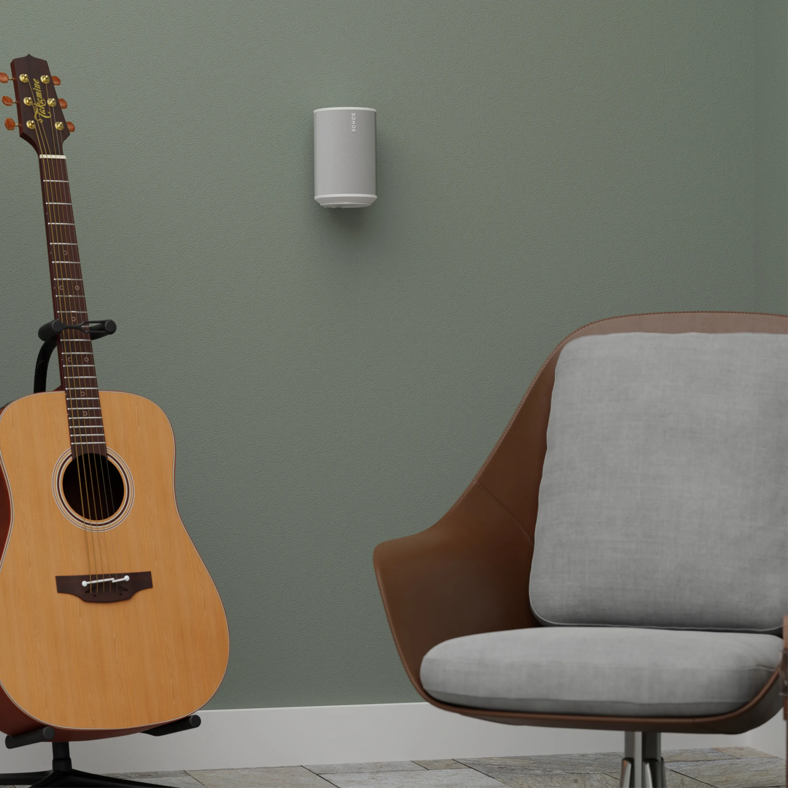 Ein Gitarrenständer mit Gitarre, ein Sessel und ein Lautsprecher an der Wand.