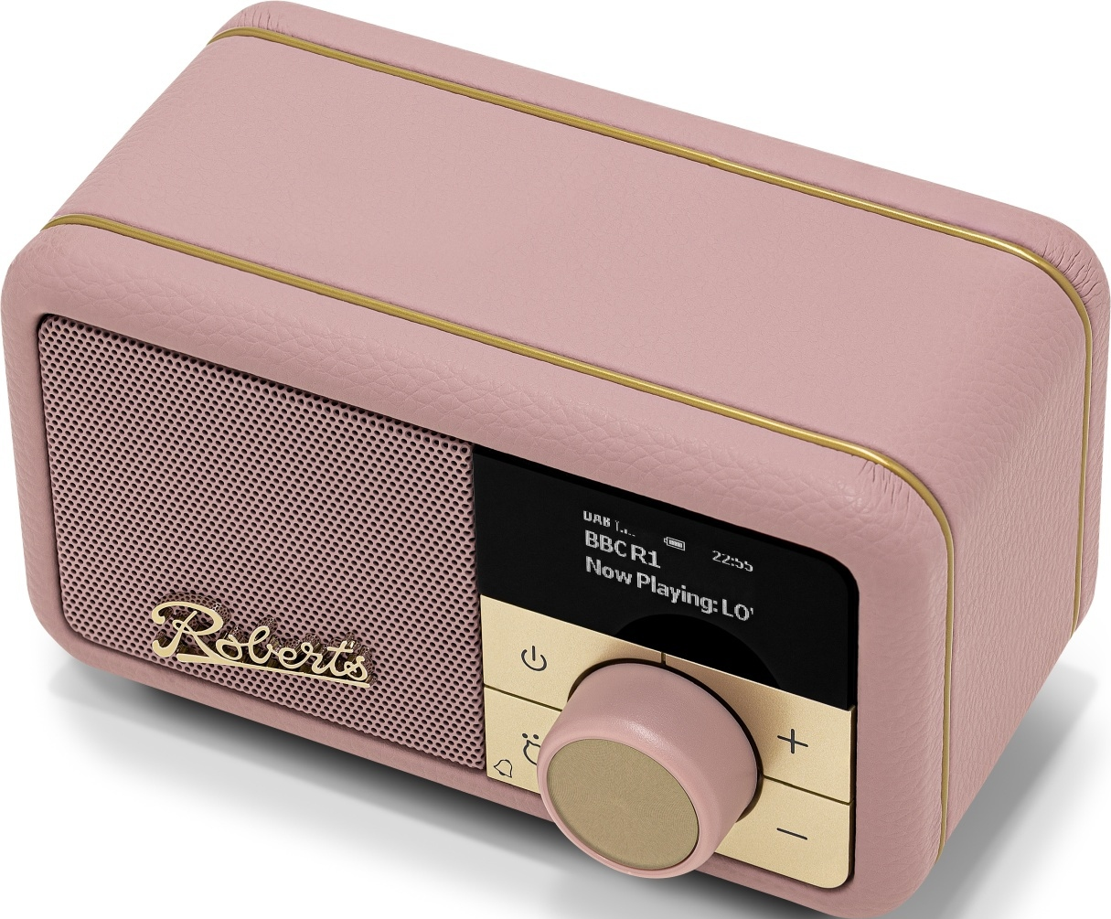 Une radio DAB rose poudré avec garniture et haut-parleur dorés. Affiche BBC R1.