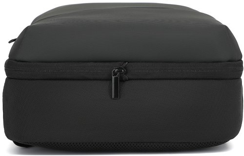 Czarny plecak z zamkiem błyskawicznym i siateczkowymi detalami.