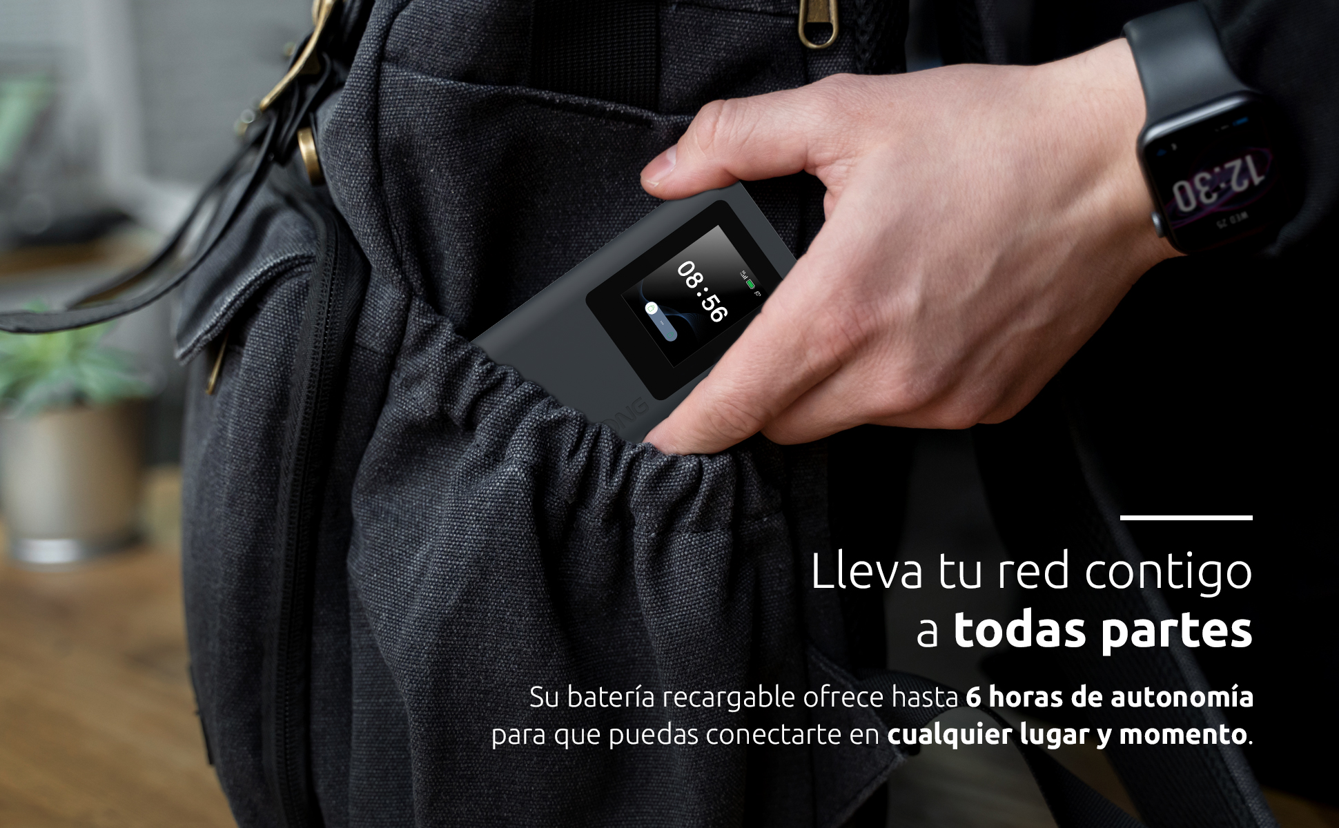 Una mano coloca un hotspot WiFi móvil en una bolsa negra. Se ve un smartwatch.