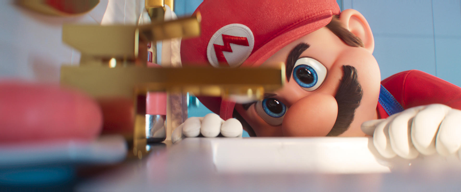 Mario in Rot mit Mütze und blauen Latzhosen schaut über eine weiße Fläche.