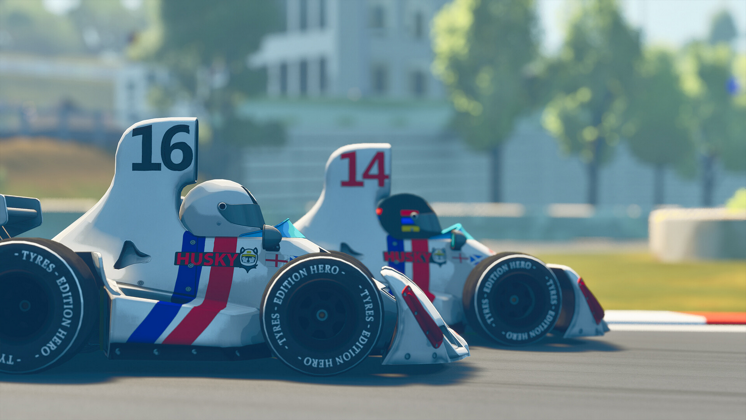 Dos coches de carreras en una pista. Uno con el número 16, el otro con el 14.
