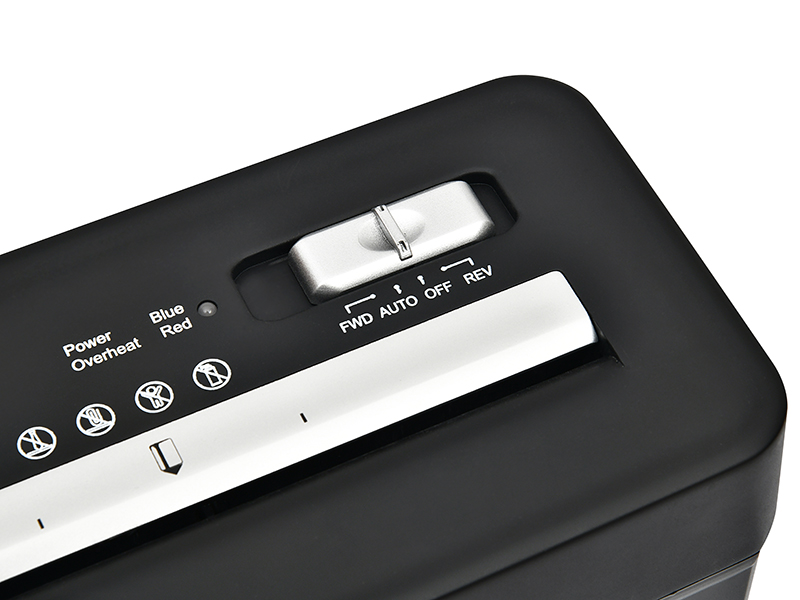 Czarna niszczarka do papieru z przyciskami sterującymi i wskaźnikami.