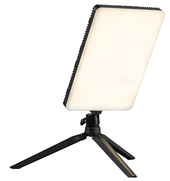 Prostokątny panel LED na statywie.