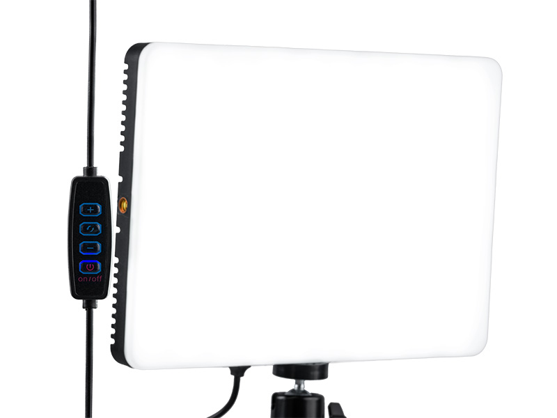 Prostokątny panel LED z kontrolkami i kablem podłączonym do statywu.