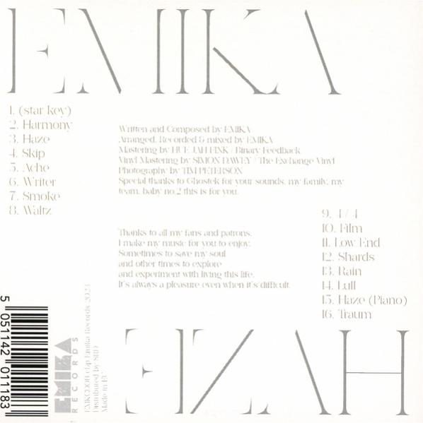Album-Cover mit Trackliste und Künstlerinformationen in Grau auf Weiß.
