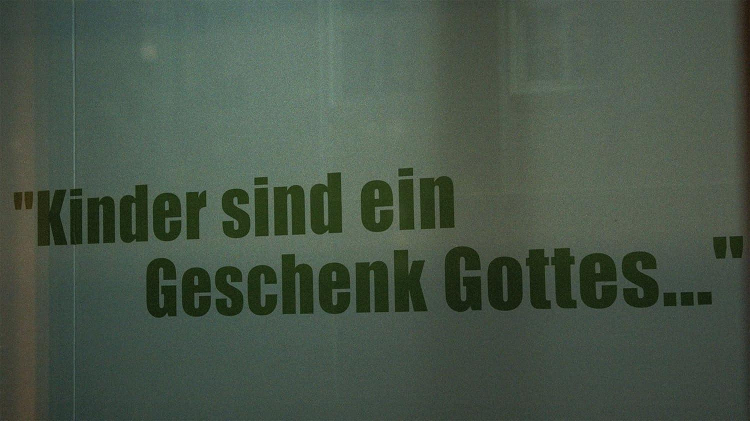 Grüner Text lautet „Kinder sind ein Geschenk Gottes...“ auf gedämpftem grünen Hintergrund.