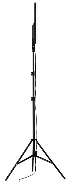 Czarny stojak do lampy pierścieniowej z białym światłem na białym tle.