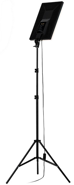 Czarna lampa na statywie z prostokątną głowicą i kablem.