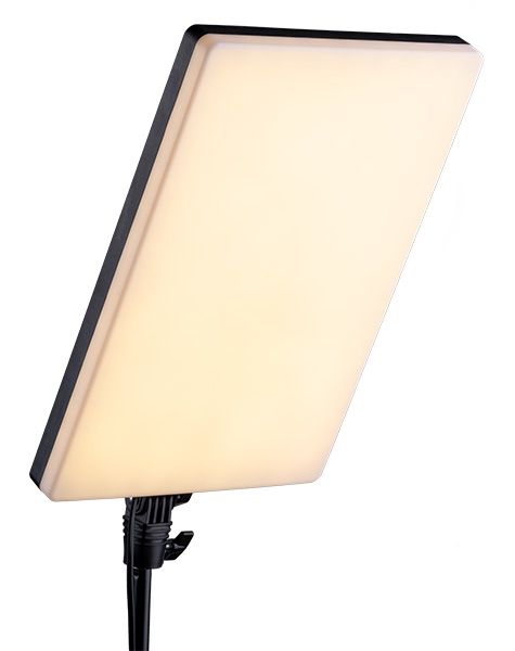 Prostokątne, bladożółte światło panelowe LED zamontowane na czarnym statywie.