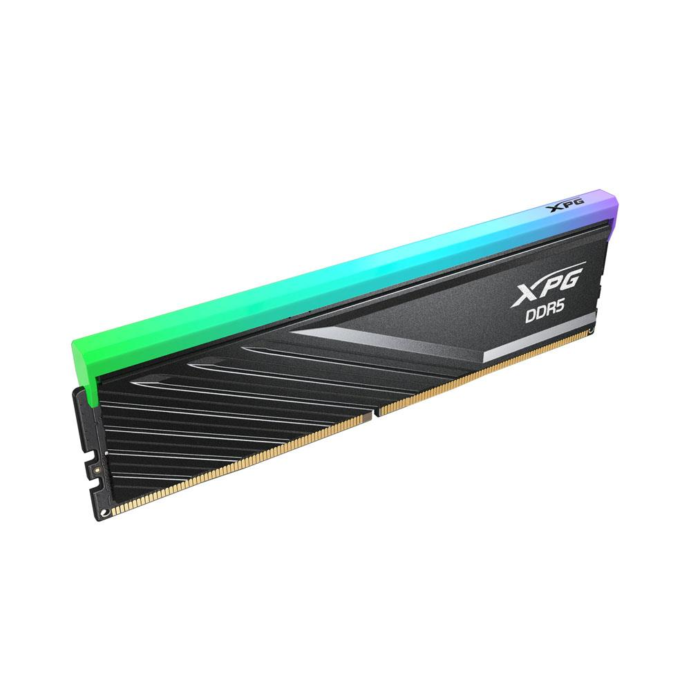 Siyah soğutucu üzerinde RGB aydınlatmalı XPG DDR5 RAM modülü.