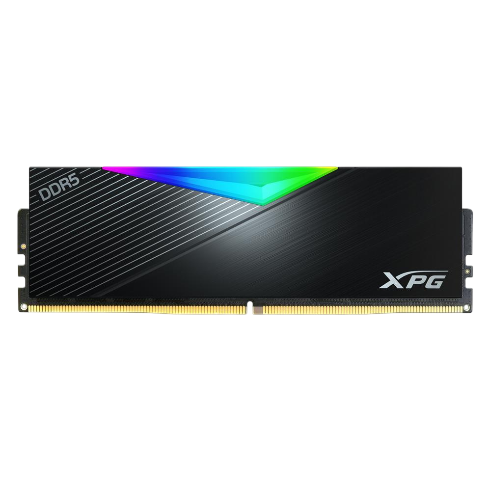 RGB aydınlatmalı ve XPG logolu siyah bir DDR5 RAM bellek.