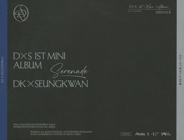 Albumcover mit Text 'DXS 1st Mini Album Serenade' und Logo.