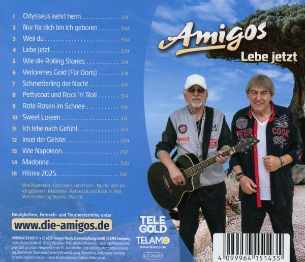 Zwei Männer, einer spielt Gitarre, im Hintergrund eine Baumlandschaft.