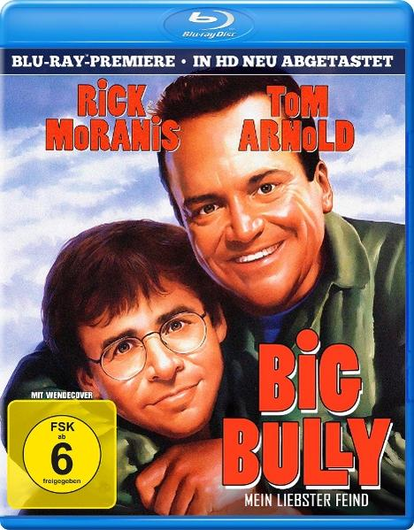 Zwei Männer, Rick Moranis und Tom Arnold, lächeln. Der Filmtitel lautet Big Bully.