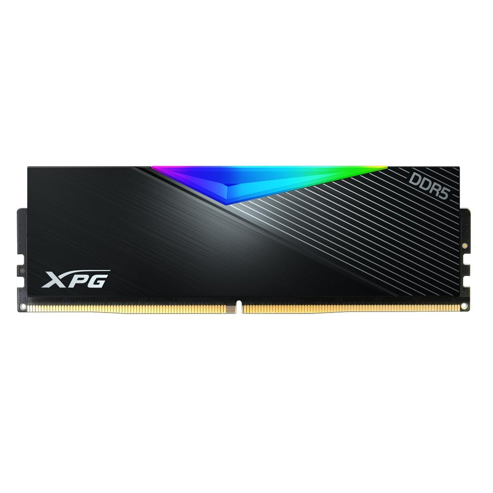 XPG logolu, RGB aydınlatmalı siyah DDR5 RAM modülü.