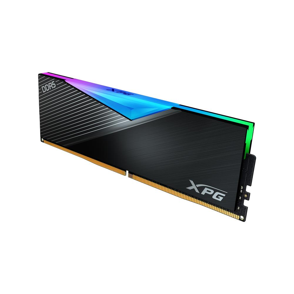 RGB aydınlatmalı ve XPG logolu siyah DDR5 RAM bellek.