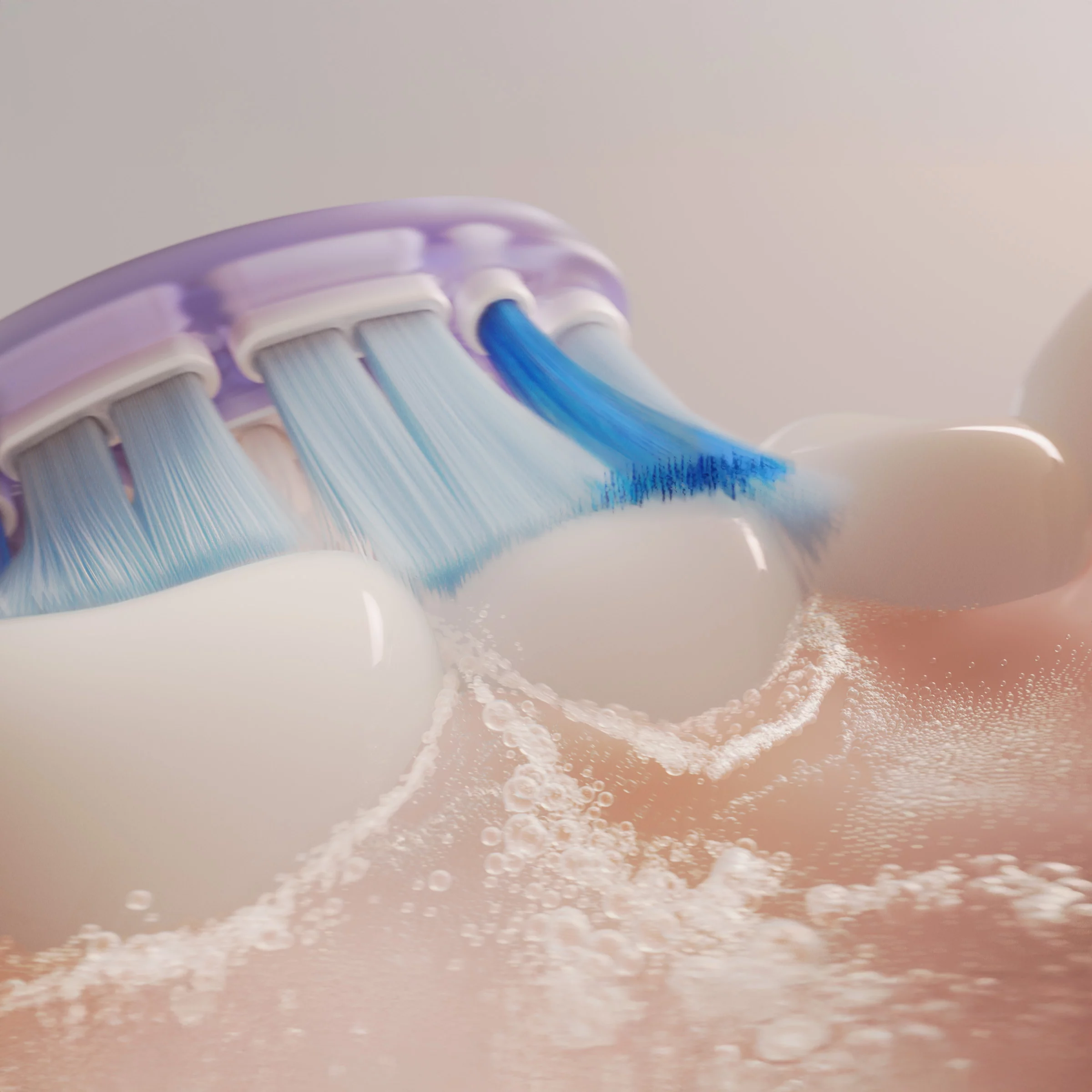 Szczoteczka z niebieskim włosiem czyści białe zęby pianą.