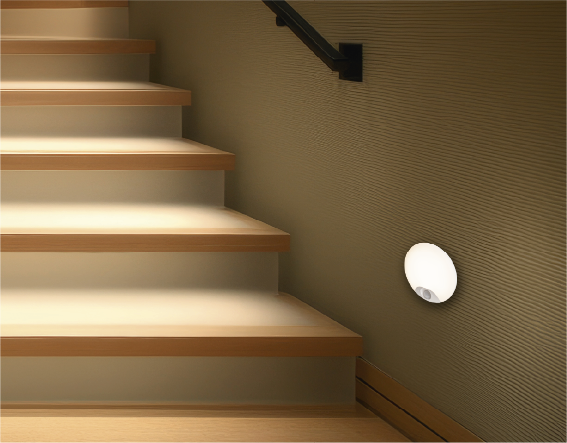 Houten treden met geïntegreerde verlichting gaan omhoog naast een getextureerde muur met een modern armatuur.