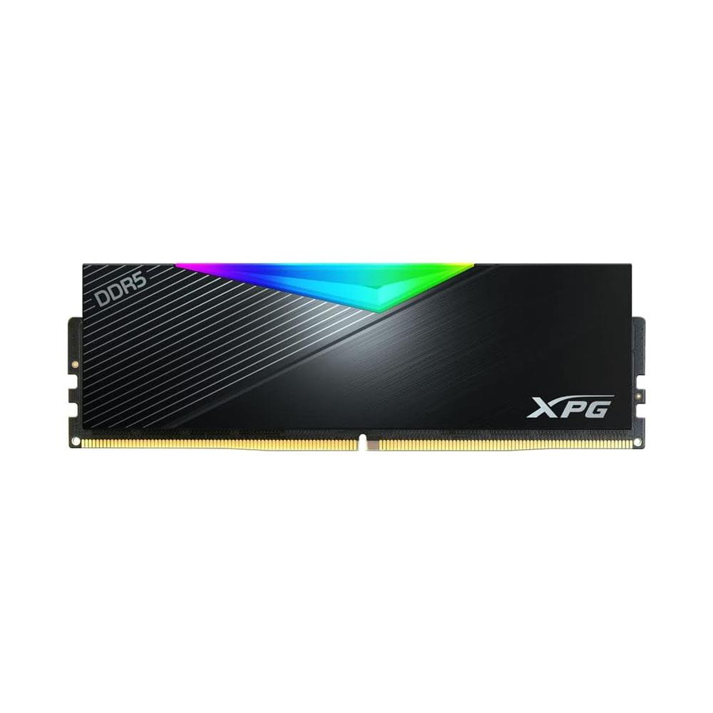 RGB aydınlatmalı ve XPG logolu siyah DDR5 RAM bellek.