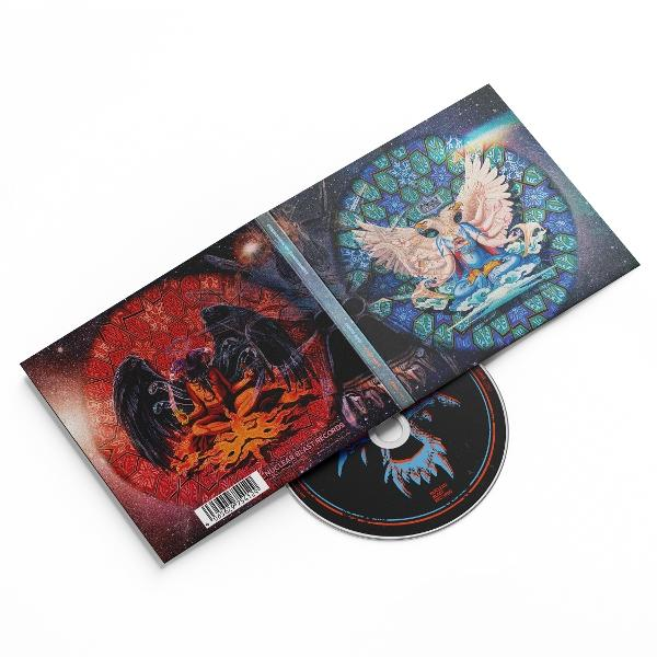CD-Hülle mit Flügelwesen und einem Adler, der auf einem Katzen-Schädel sitzt.