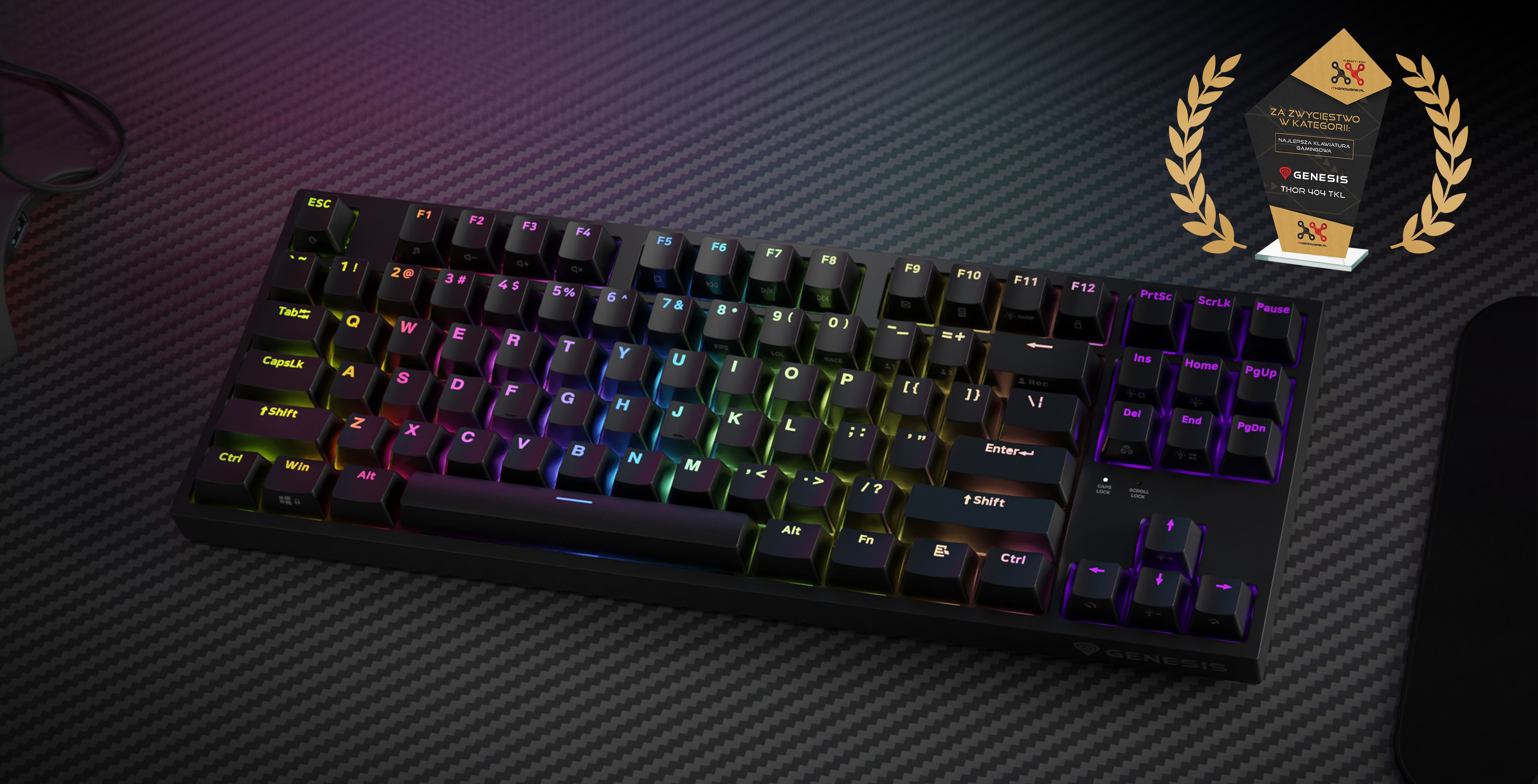 Czarna klawiatura gamingowa z podświetleniem RGB i nagrodą.