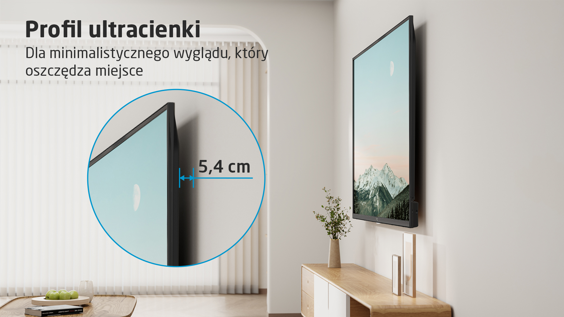 Ultradługi telewizor z grafiką górską, grubość 5,4 cm, nad meblem z drewna.