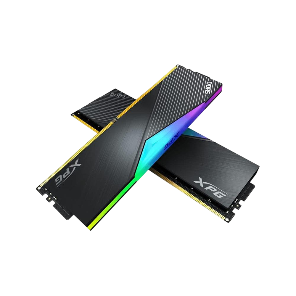 RGB aydınlatmalı ve XPG logolu iki siyah DDR5 RAM modülü.